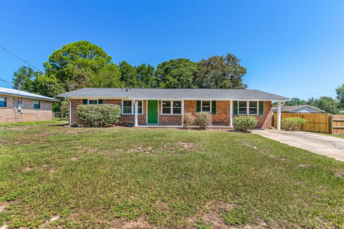 Exterior, Facade, Brick Facade, Ranch
