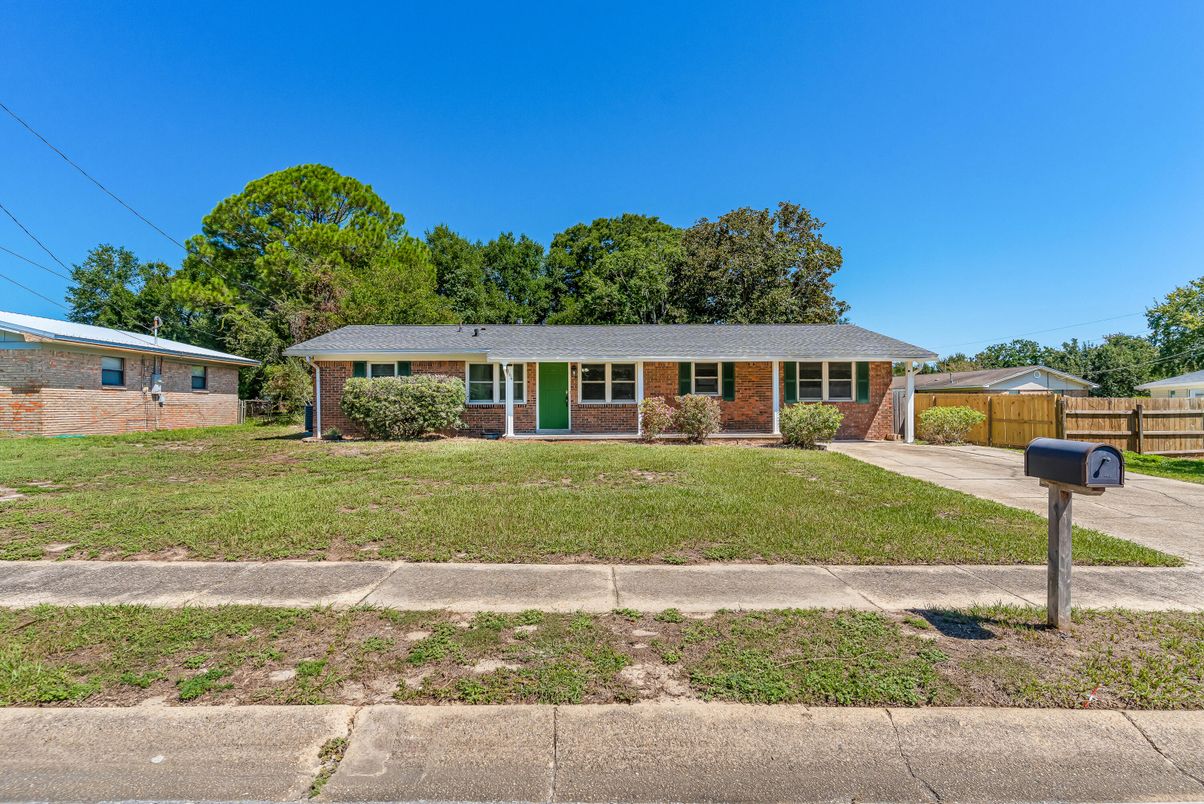 Exterior, Facade, Brick Facade, Ranch