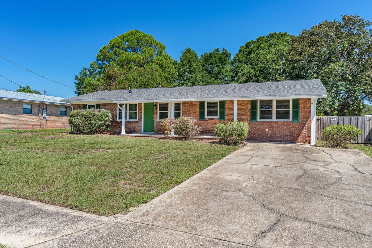 Exterior, Facade, Brick Facade, Ranch