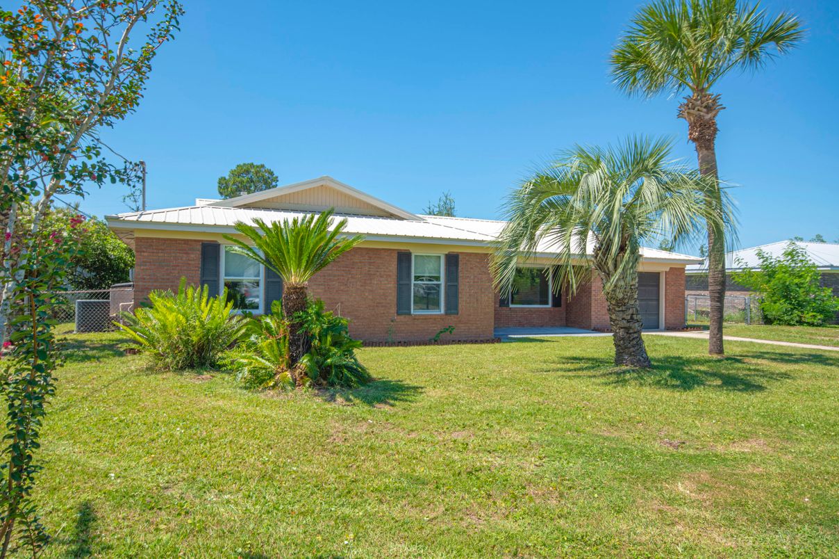 Backyard, Exterior, Facade, Brick Facade, Ranch