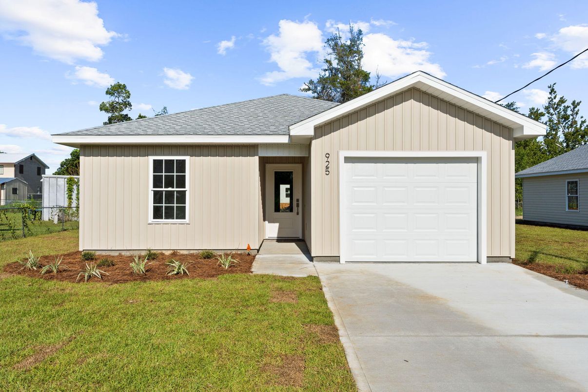 Attached, Exterior, Facade, Ranch