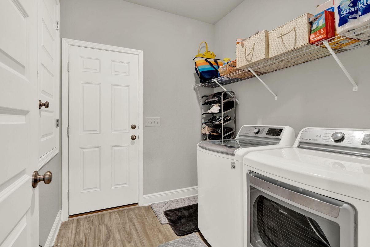 Interior, Washer, Wood Texture Flooring