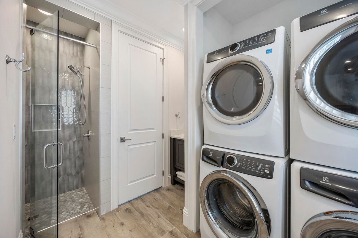 Interior, Utility Closets, Washer, Wood Texture Flooring