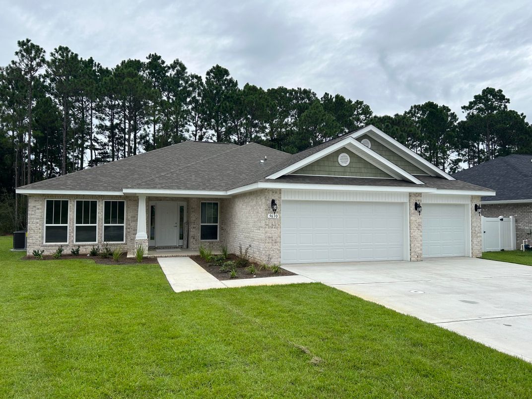 Attached, Exterior, Facade, Ranch