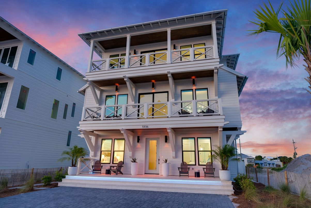 Exterior, Facade, Modern
