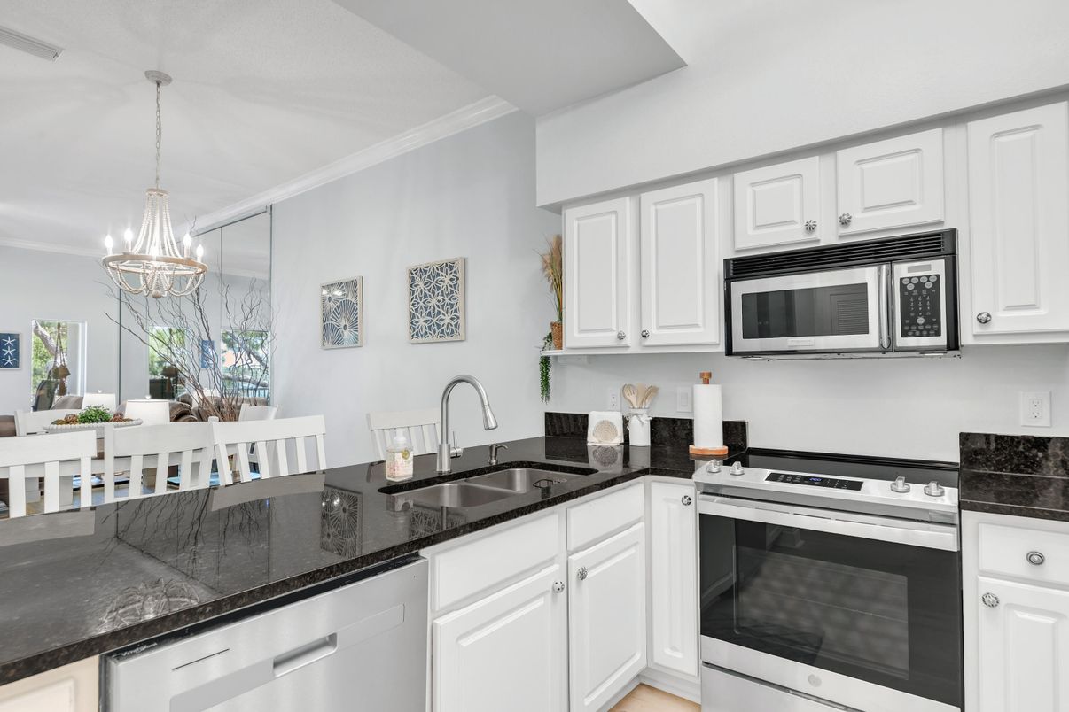 Chandelier, Dining room, Interior, Kitchen, Pendant Lights, Stainless Steel Appliances