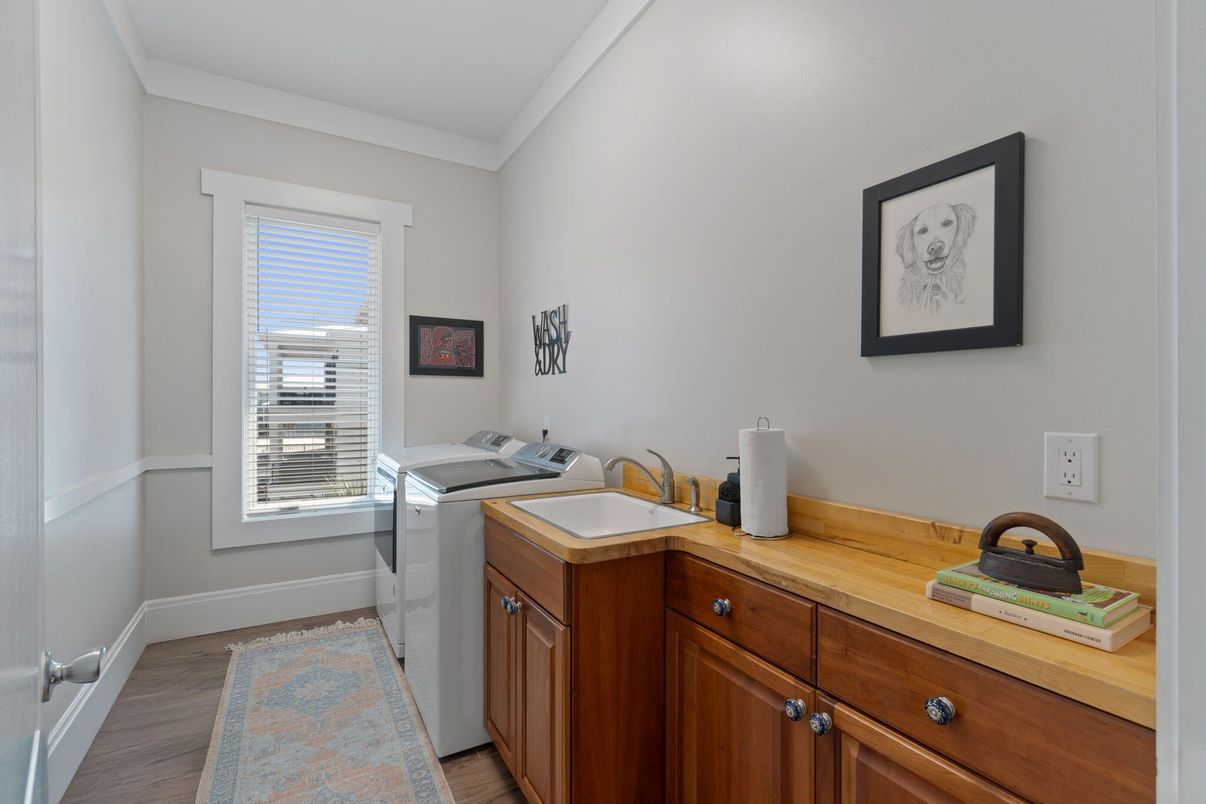 Interior, Washer, Wood Texture Flooring