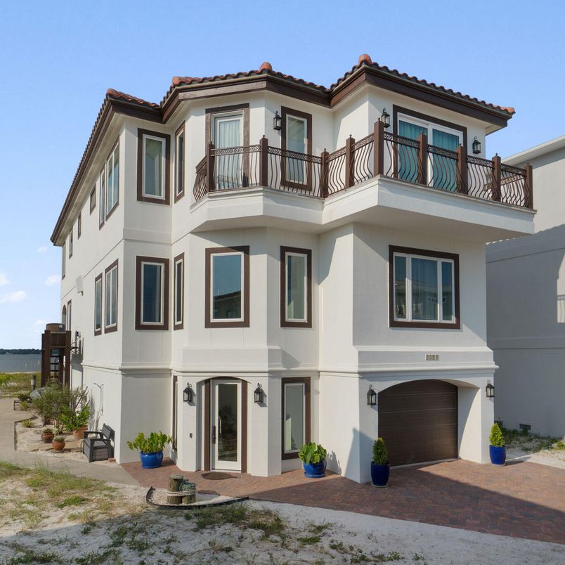 Attached, Exterior, Facade, Mediterranean