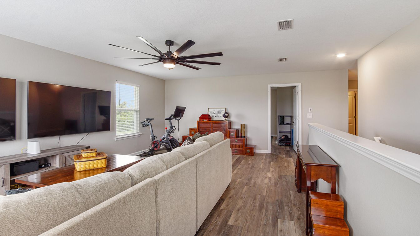 Fitness Equipment, Interior, Living room, Recessed Lighting, Wood Texture Flooring
