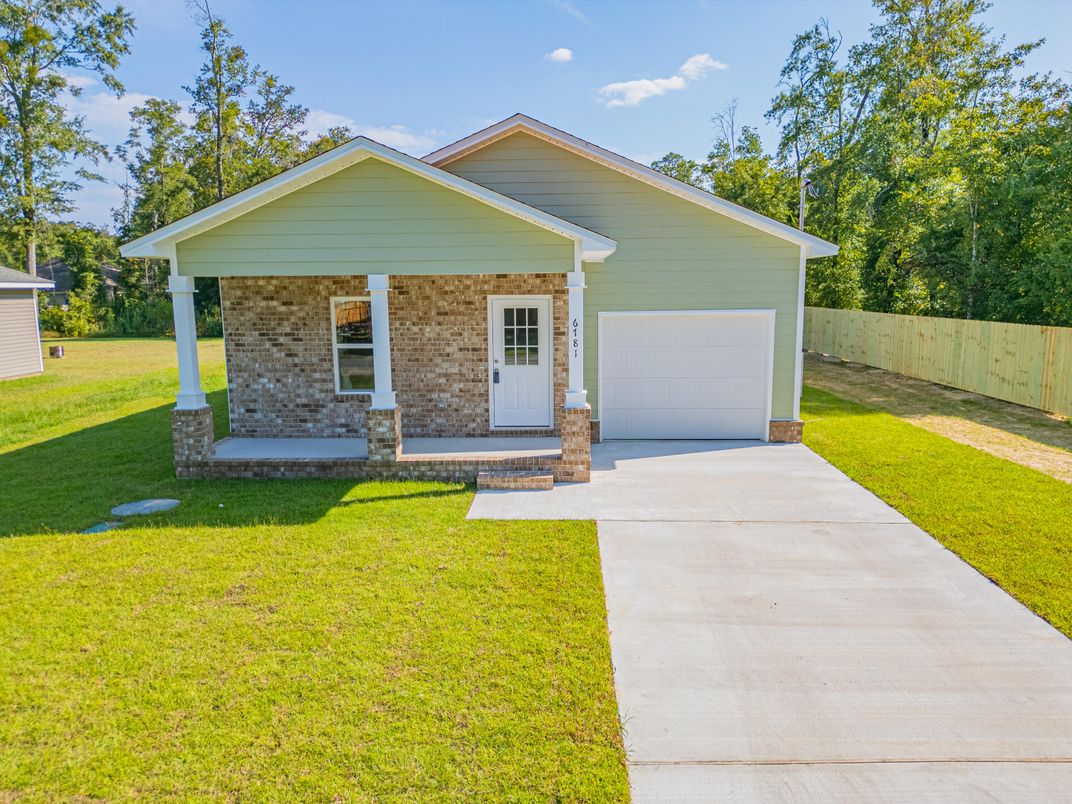 Attached, Exterior, Facade, Brick Facade, American Craftsman