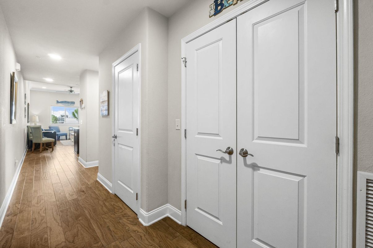 Interior, Recessed Lighting, Wood Texture Flooring