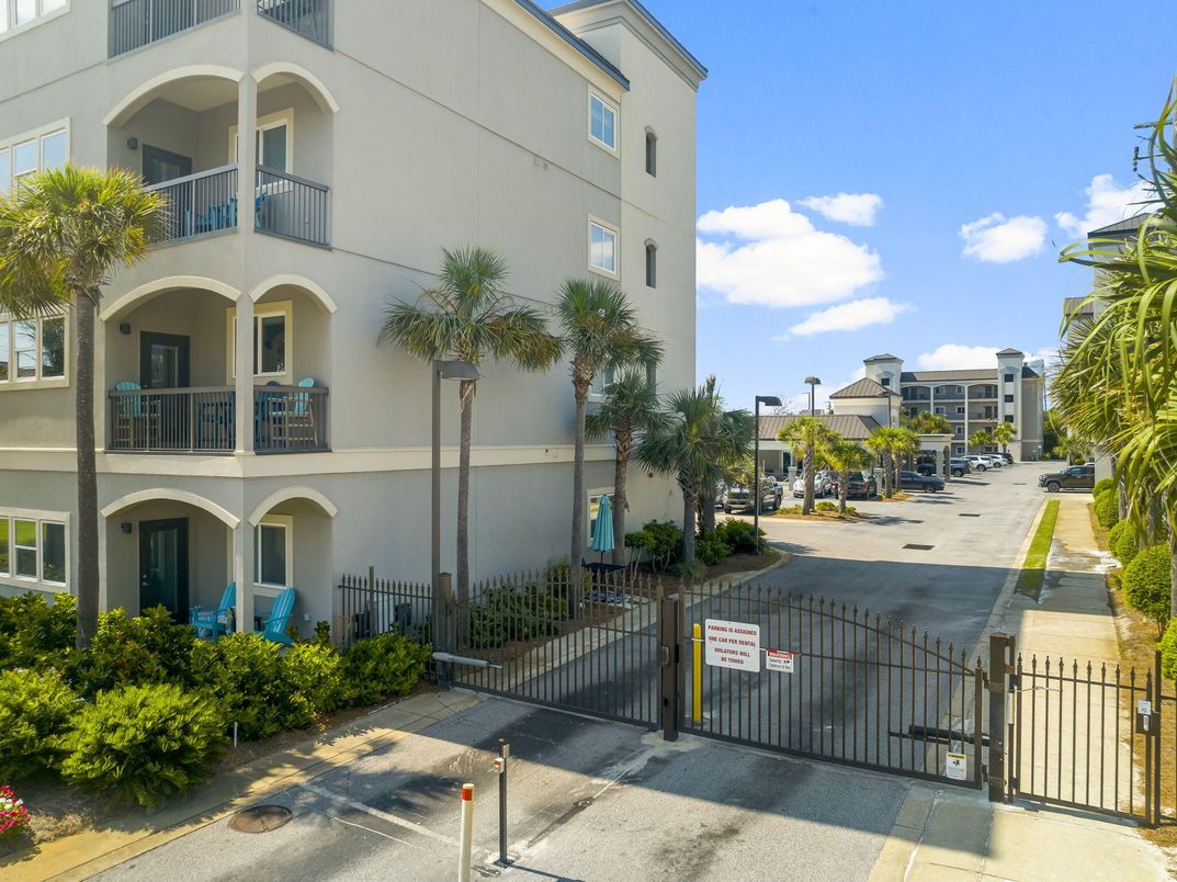 Exterior, Facade, Rowhouse