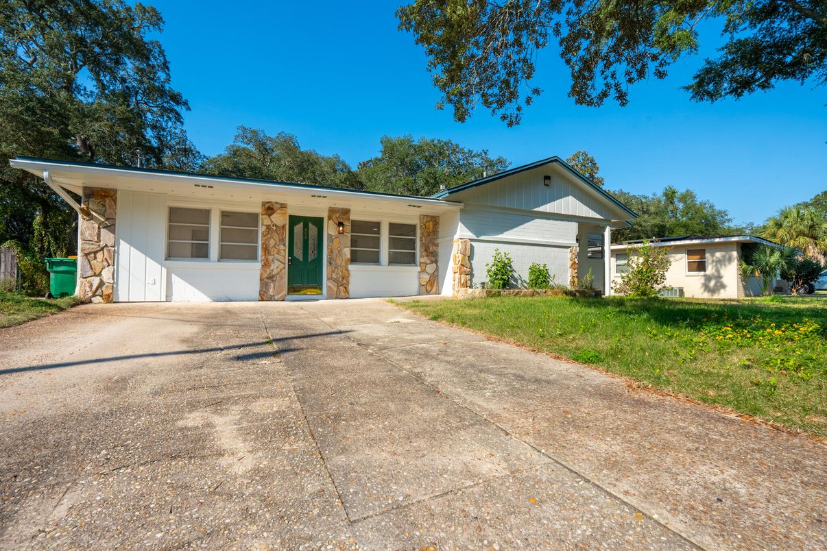 Attached, Exterior, Facade, Ranch