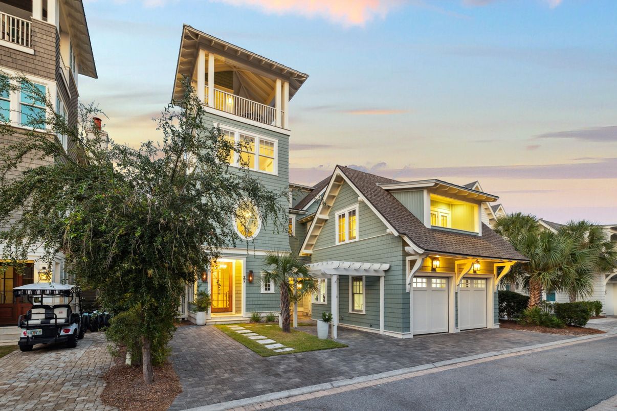Exterior, Facade, Queen Anne Victorian