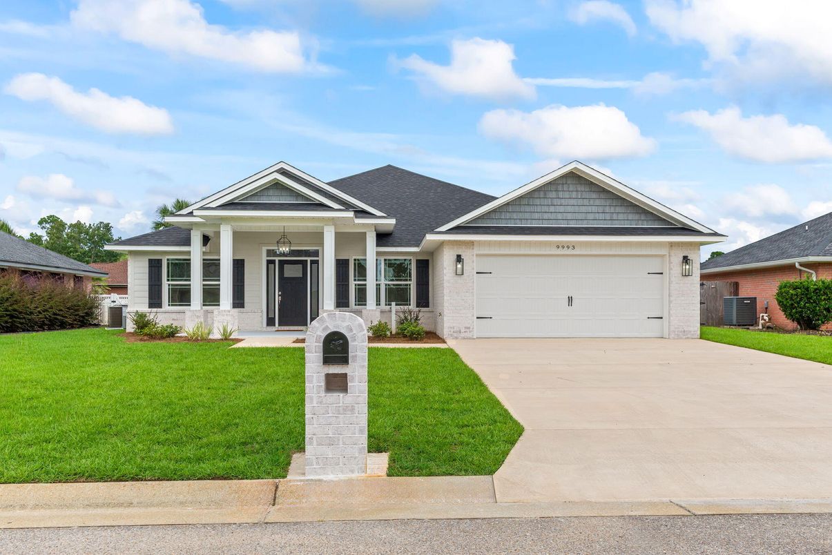 Attached, Exterior, Facade, Ranch