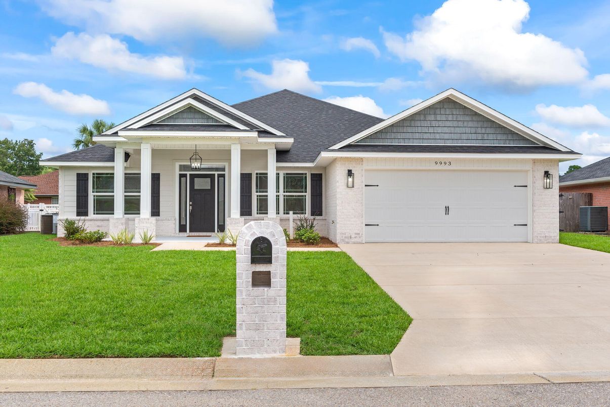 Attached, Exterior, Facade, Ranch