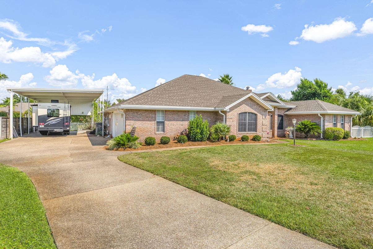 Backyard, Exterior, Facade, Brick Facade, Ranch