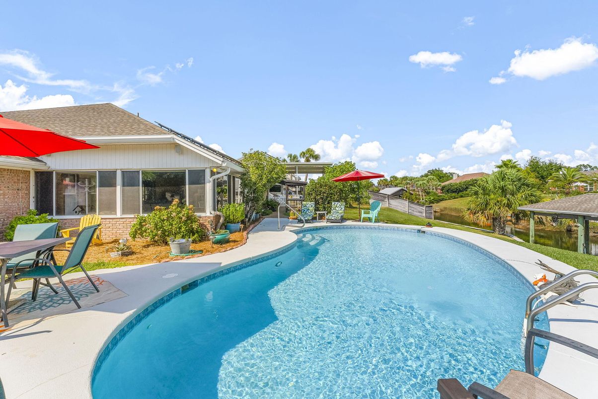 Exterior, Pool