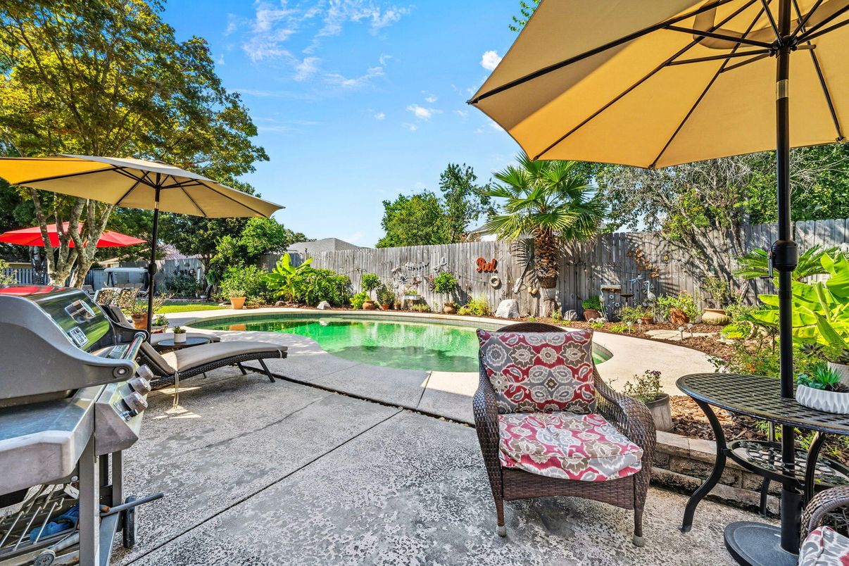 Exterior, Pool