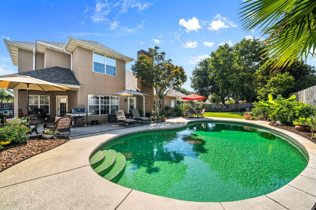 Exterior, Pool