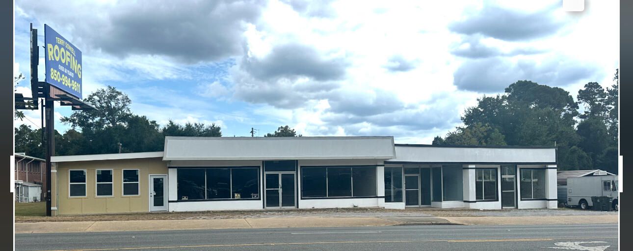 Exterior, Facade, Modern