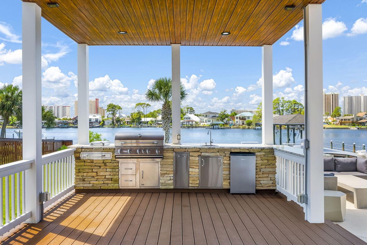 Exterior, Outdoor Kitchen, Water