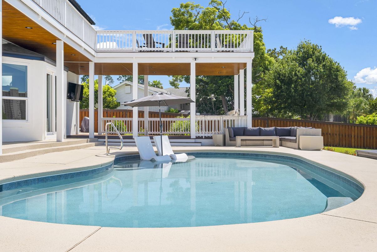 Exterior, Pool