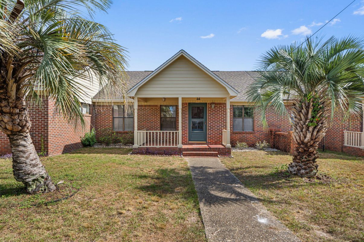 Backyard, Exterior, Facade, Brick Facade, Ranch