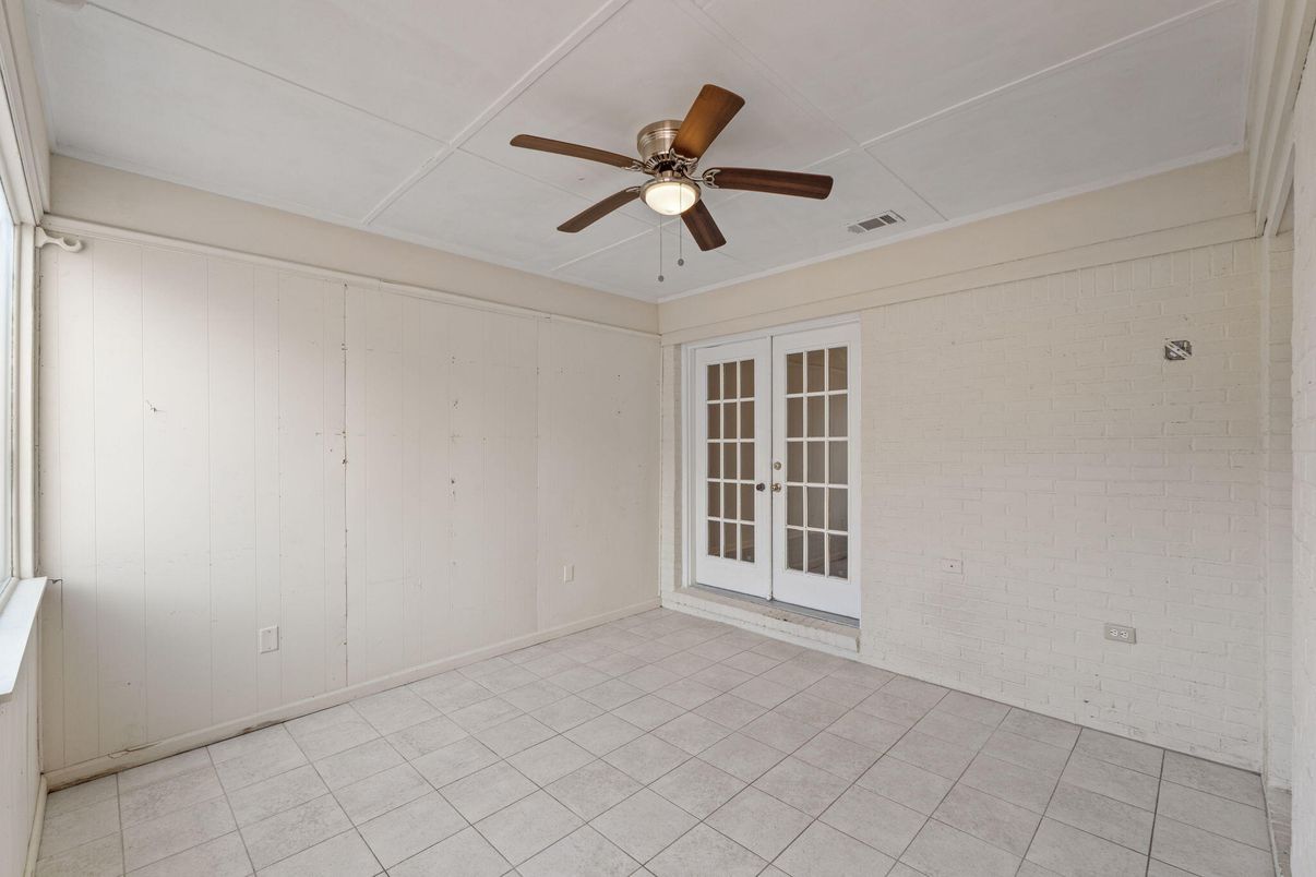 Empty room, Interior