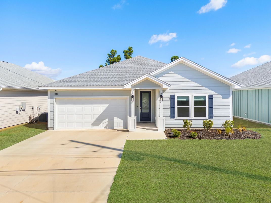 Attached, Exterior, Facade, Ranch