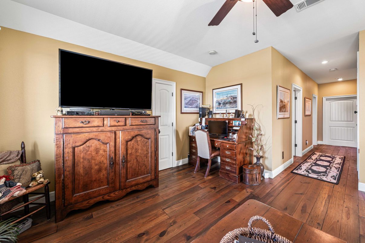 Home Office, Interior, Recessed Lighting, Wood Texture Flooring