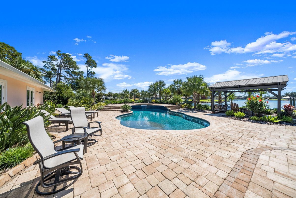 Exterior, Pool