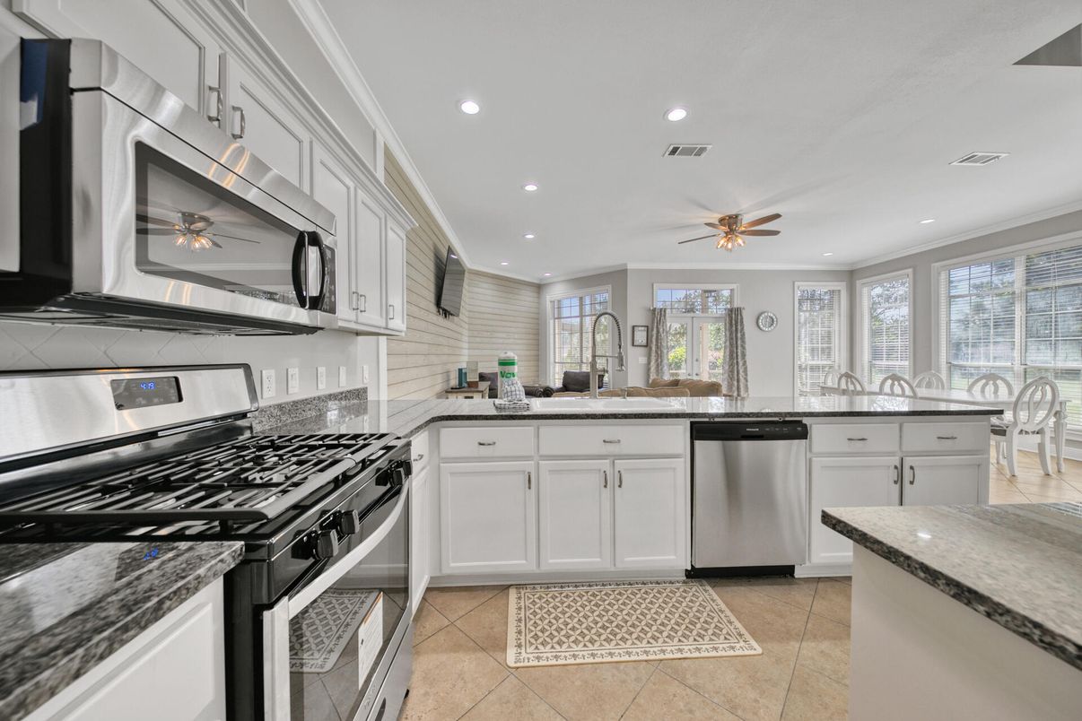 Dining room, Interior, Kitchen, Recessed Lighting, Stainless Steel Appliances