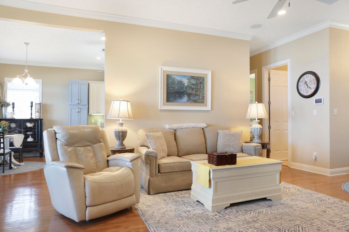 Dining room, Interior, Living room, Pendant Lights, Recessed Lighting, Wood Texture Flooring