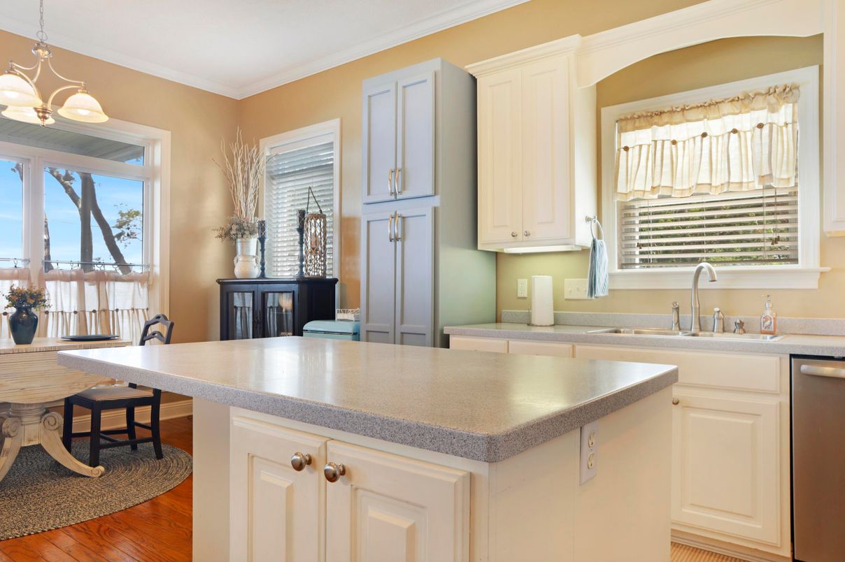 Dining room, Interior, Kitchen, Pendant Lights, Wood Texture Flooring