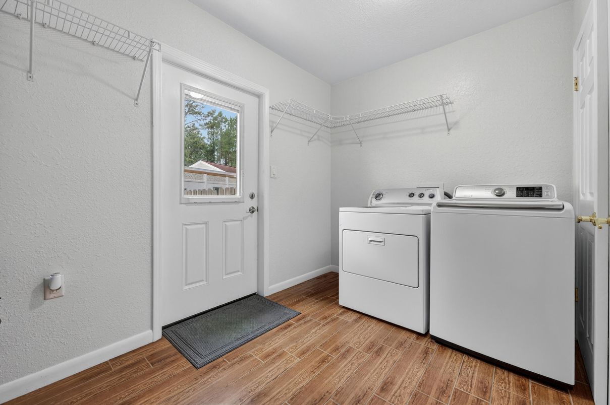 Interior, Washer, Wood Texture Flooring