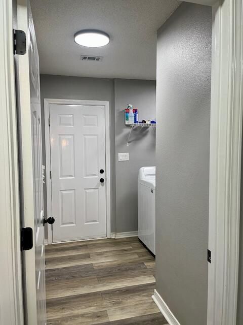 Interior, Recessed Lighting, Washer, Wood Texture Flooring