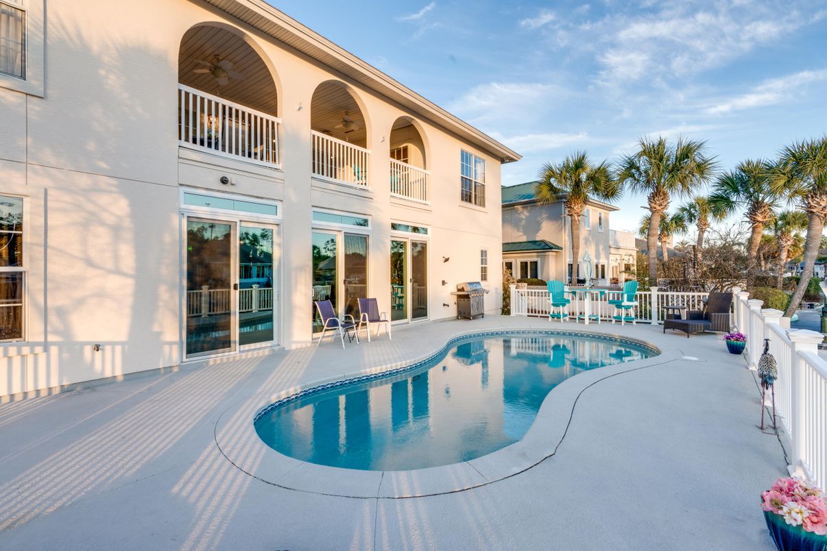 Exterior, Pool