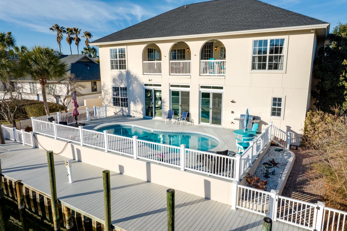 Exterior, Pool