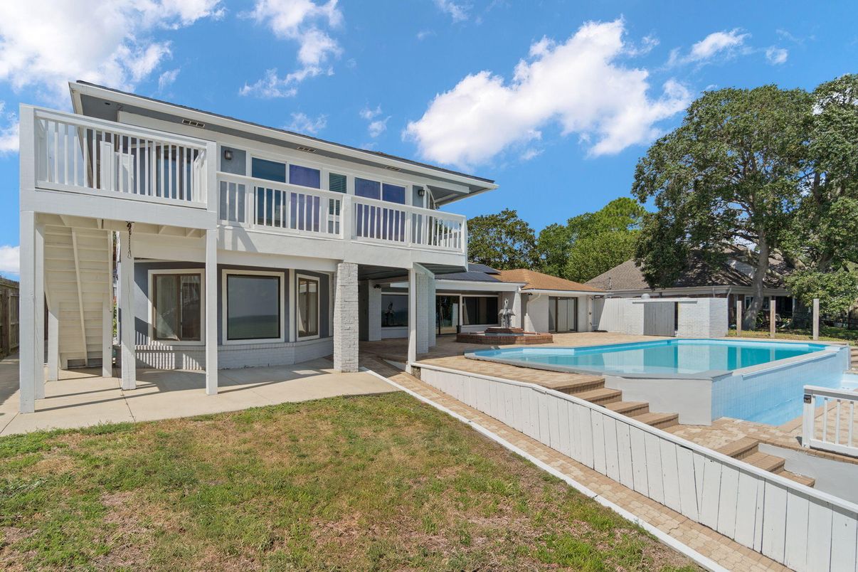 Exterior, Pool