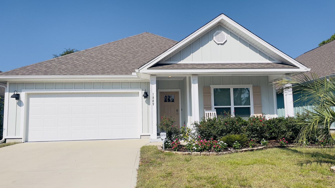 Attached, Exterior, Facade, American Craftsman