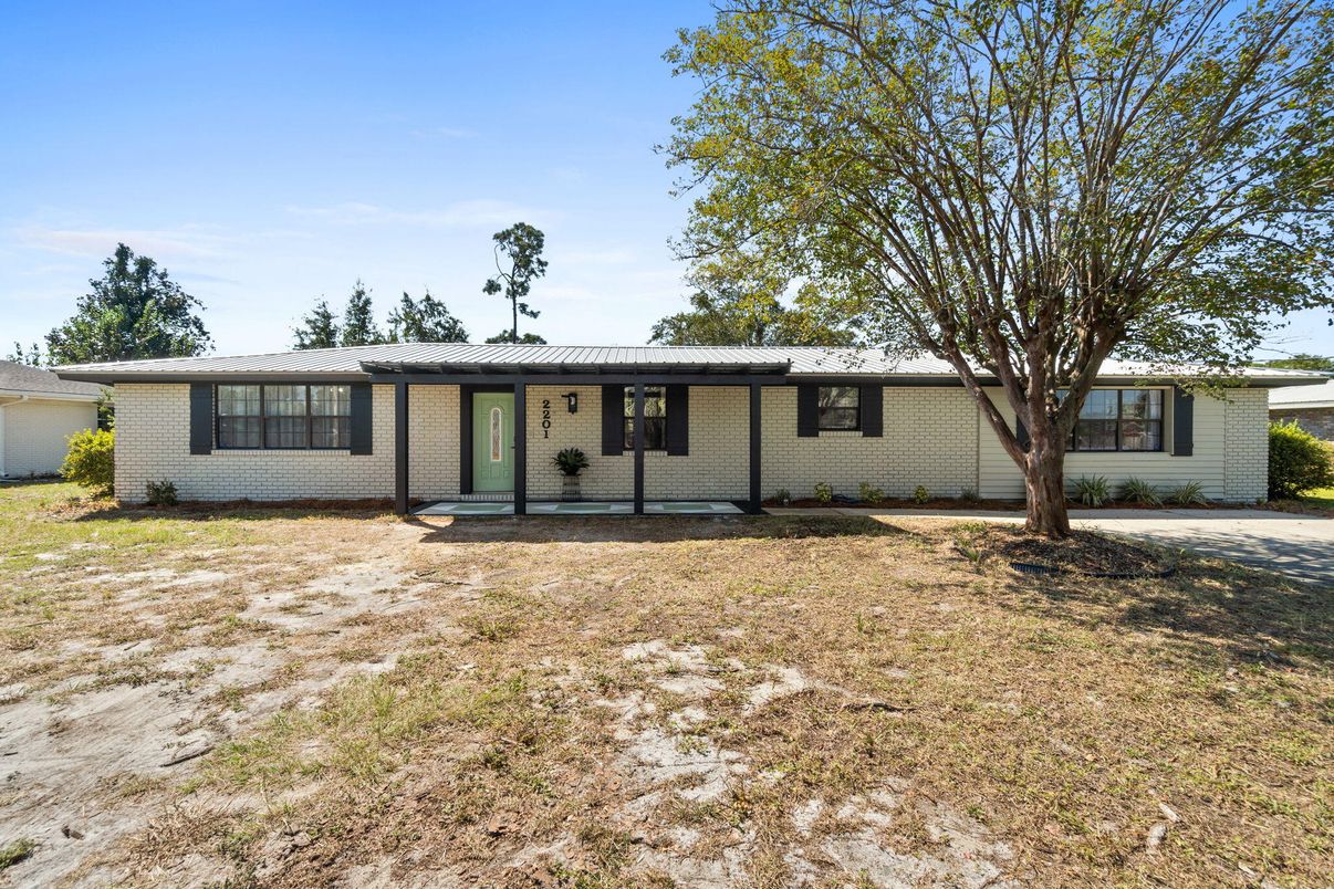 Exterior, Facade, Ranch