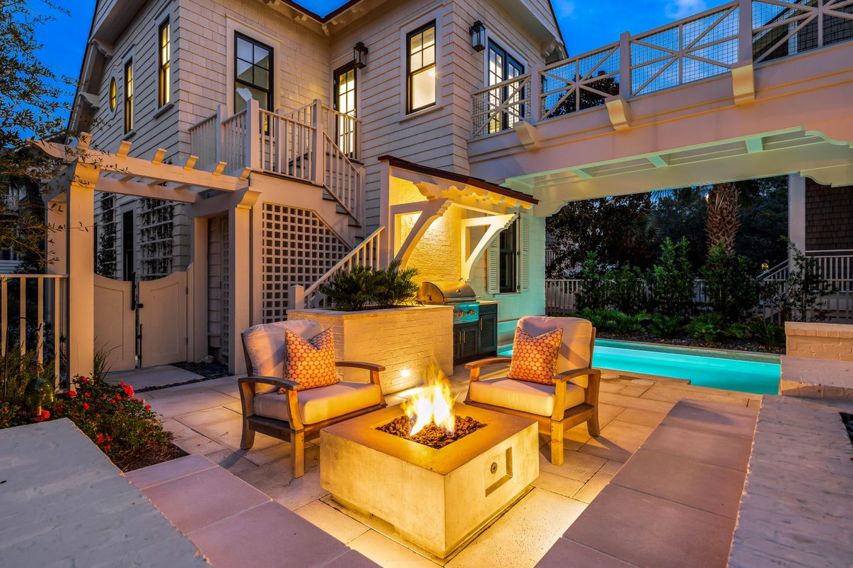 Exterior, Outdoor Kitchen, Pool