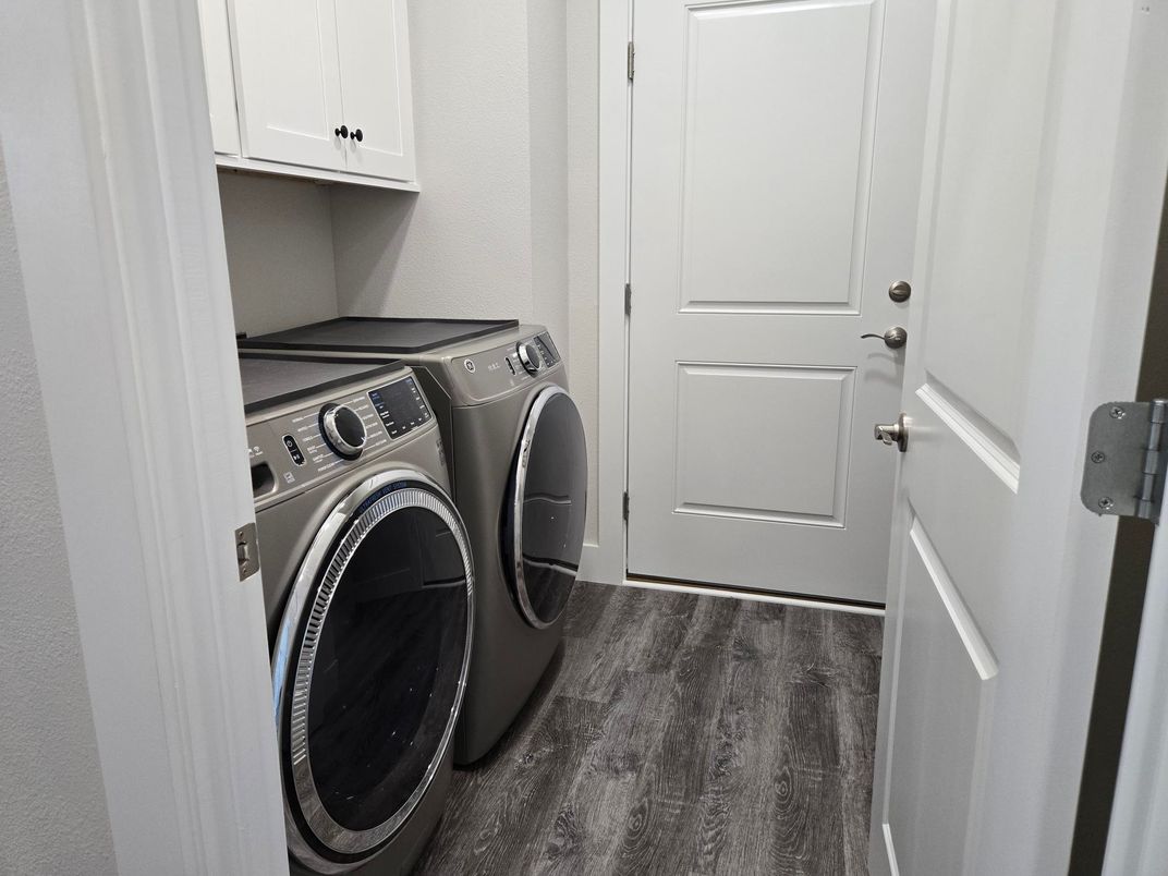 Interior, Washer, Wood Texture Flooring