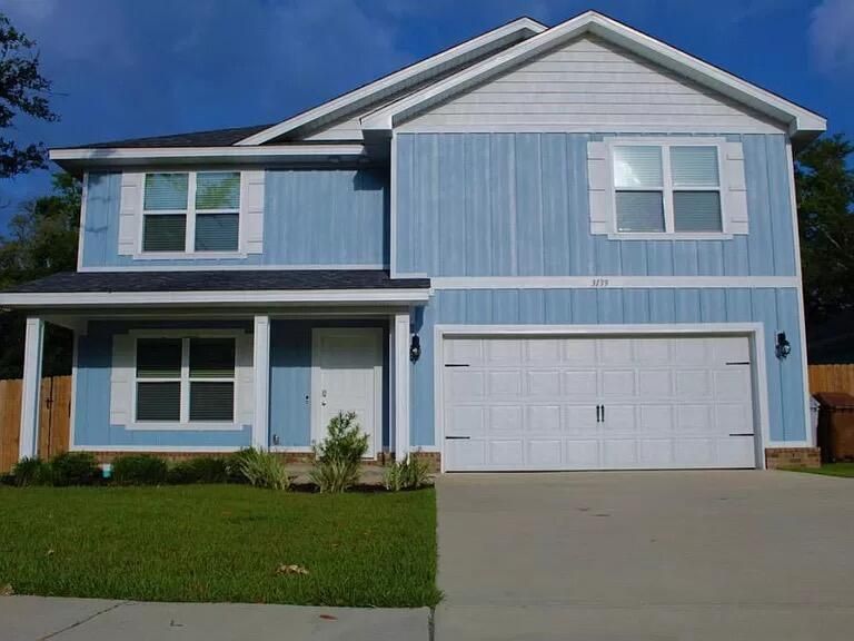 Attached, Exterior, Facade, American Craftsman