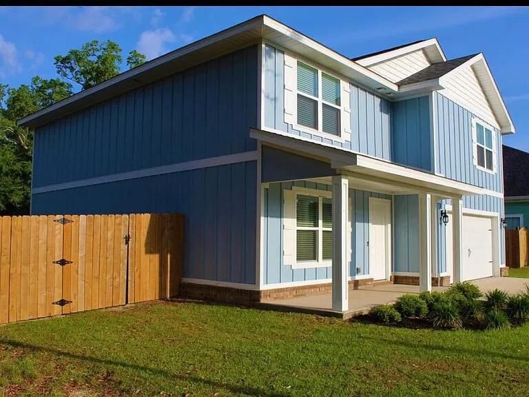 Attached, Exterior, Facade, Farmhouse