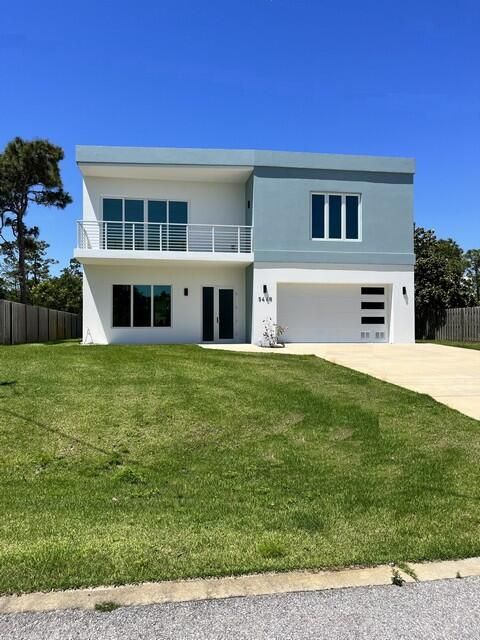 Attached, Backyard, Exterior, Facade, Modern