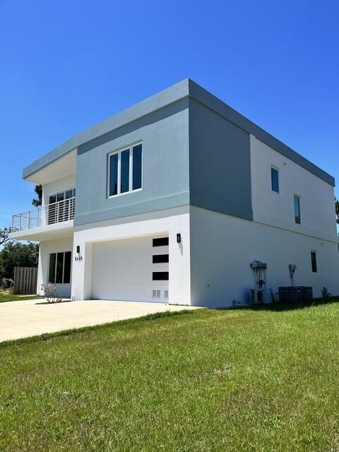 Attached, Exterior, Facade, Modern