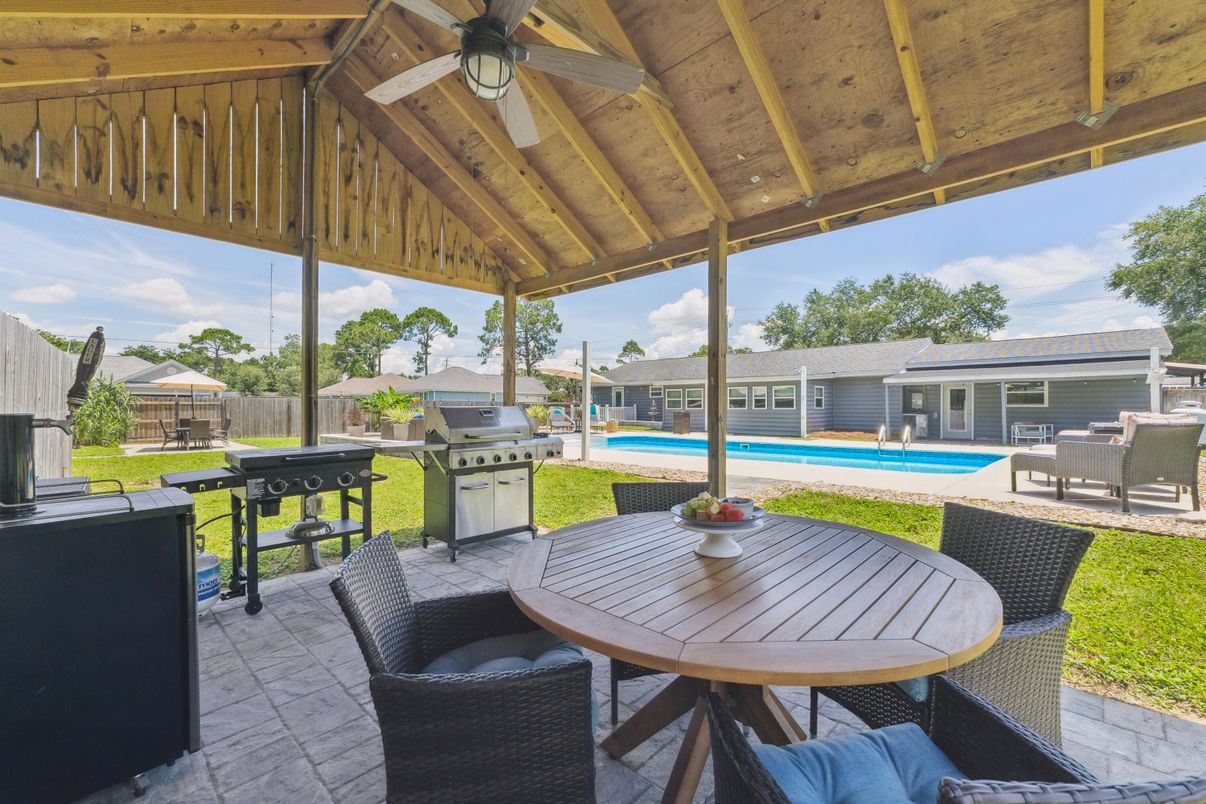 Exterior, Outdoor Kitchen, Pool