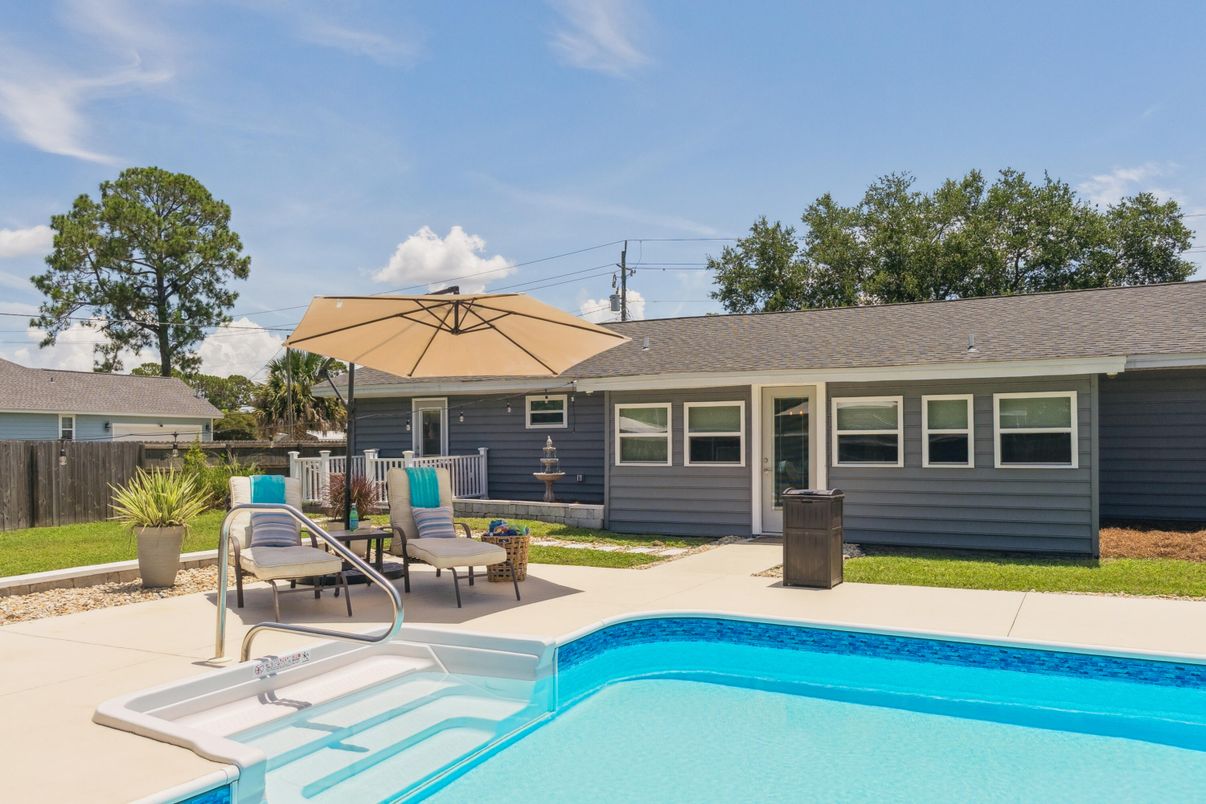 Exterior, Pool